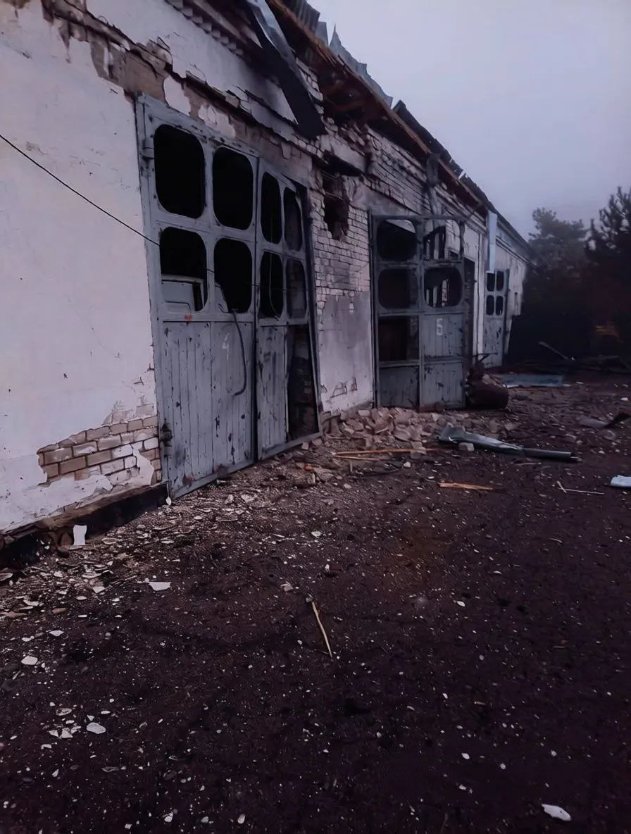 Херсон. Логистика.. Транспорт двойного назначения. Вчера артиллерия 18 ОА ГВ "Днепр" нанесла комбинированный удар по местам скопления техники на правом берегу. Один из ударов пришёлся на троллейбусное депо. По кадрам... Херсон. Логистика.. Транспорт двойного назначения. Вчера артиллерия 18 ОА ГВ "Днепр" нанесла комбинированный удар по местам скопления техники на правом берегу. Один из ударов пришёлся на троллейбусное депо. По кадрам...