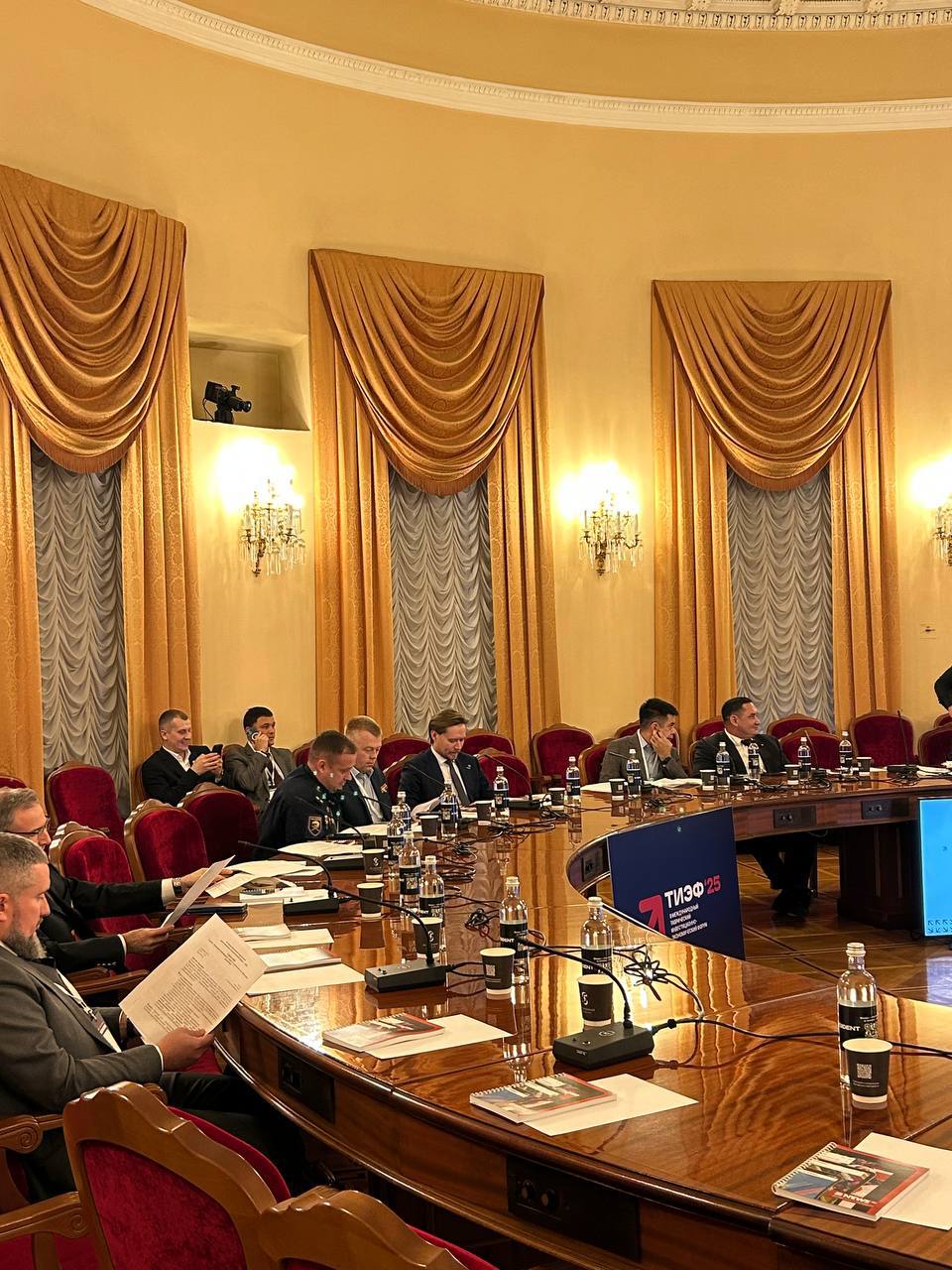 Гости собираются, обмениваются первыми взглядами и рукопожатиями Гости собираются, обмениваются первыми взглядами и рукопожатиями