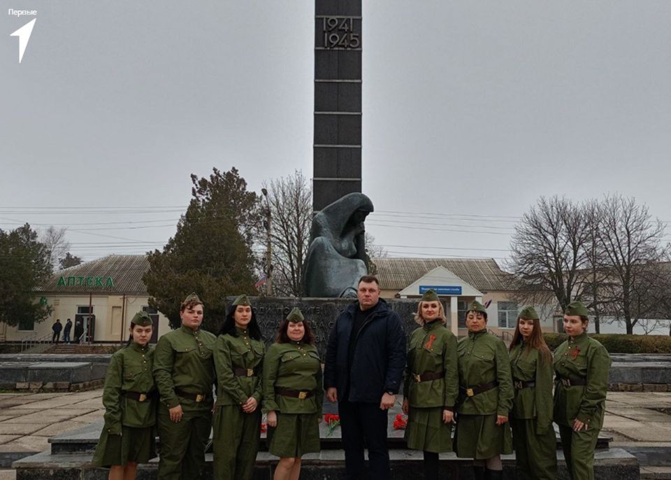 Первые Нижнесерогозской школы почтили память воинов в День Неизвестного солдата Первые Нижнесерогозской школы почтили память воинов в День Неизвестного солдата