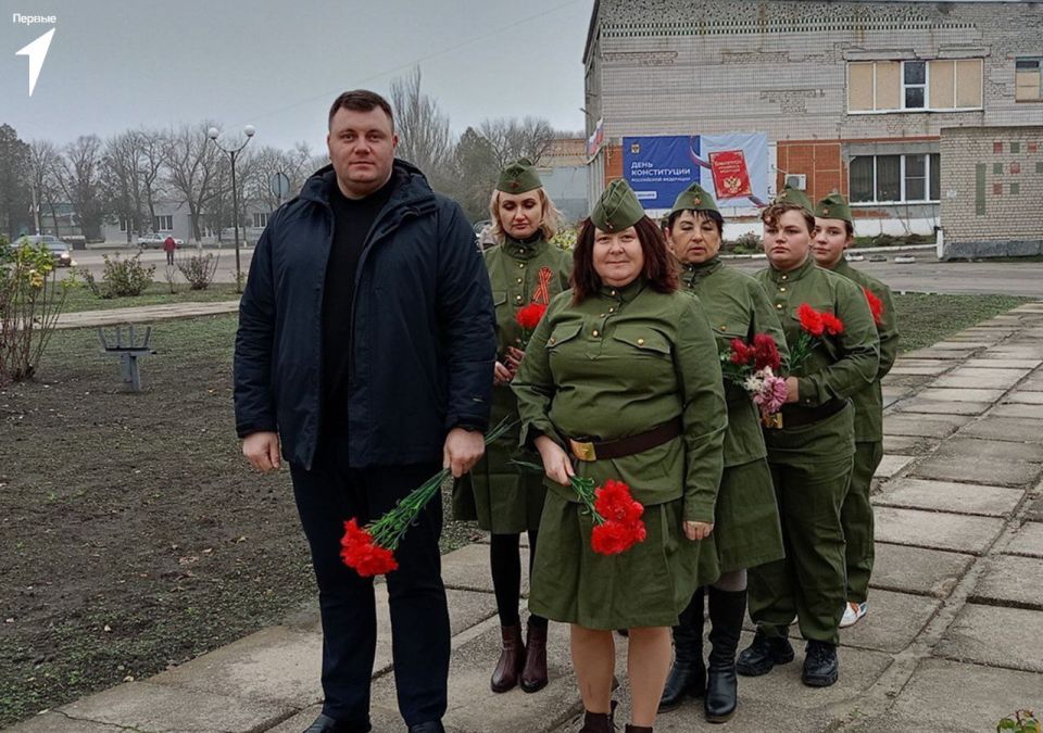 Первые Нижнесерогозской школы почтили память воинов в День Неизвестного солдата Первые Нижнесерогозской школы почтили память воинов в День Неизвестного солдата