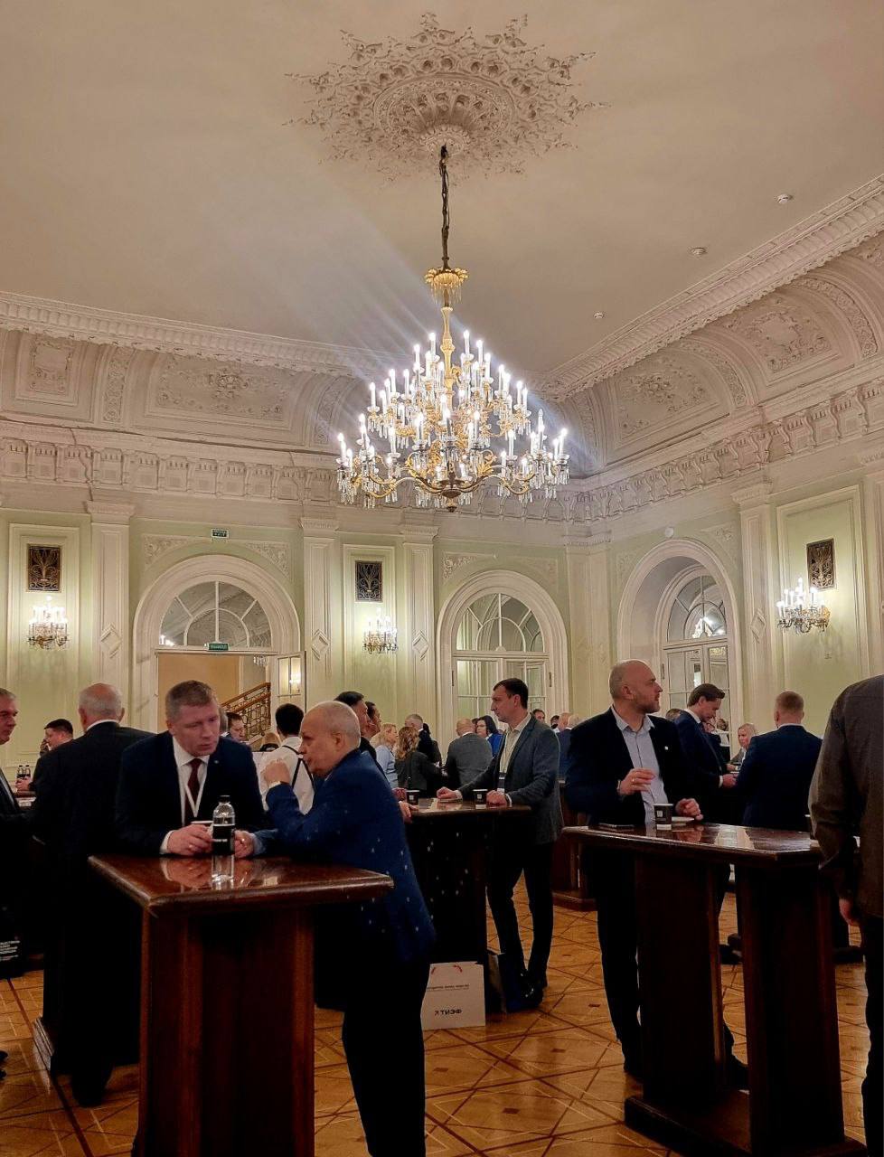 Гости собираются, обмениваются первыми взглядами и рукопожатиями Гости собираются, обмениваются первыми взглядами и рукопожатиями