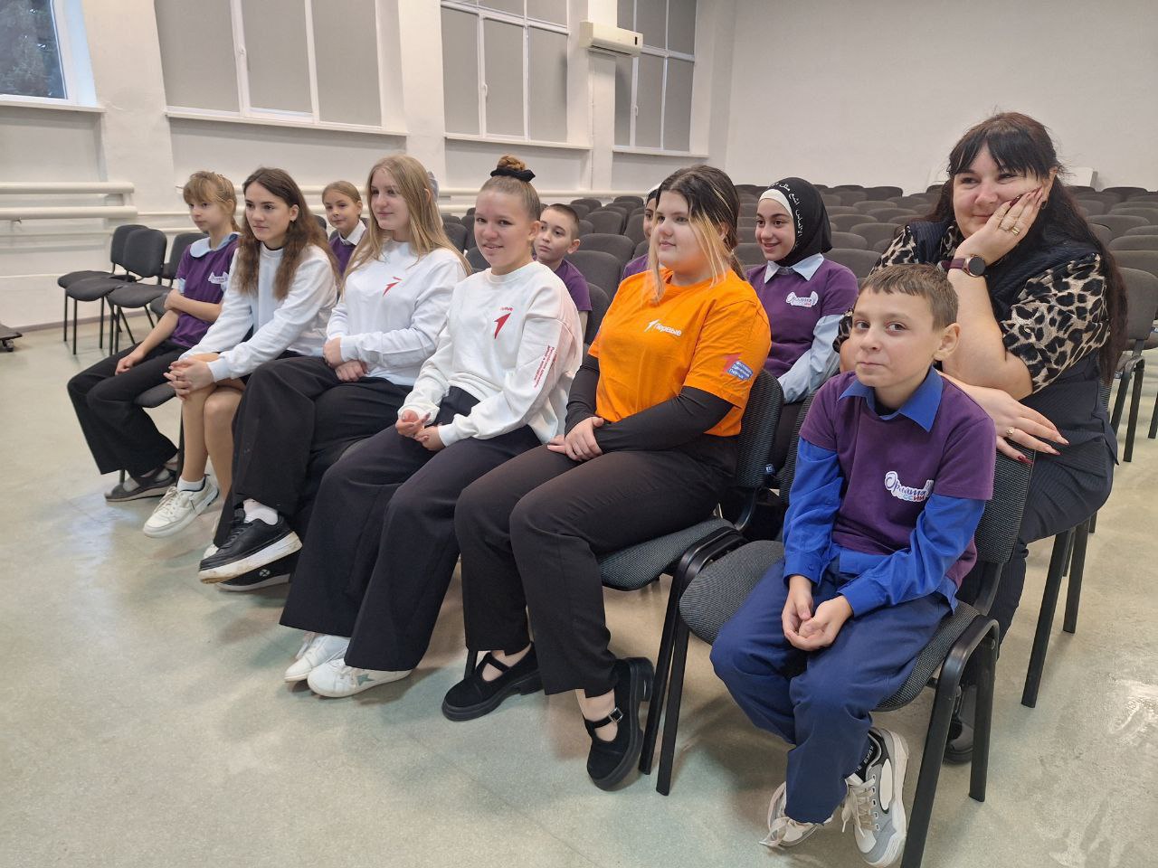 Сердца, полные добра: "Орлята России" поздравили волонтёров Чаплинской школы №1 с их праздником! Сердца, полные добра: "Орлята России" поздравили волонтёров Чаплинской школы №1 с их праздником!