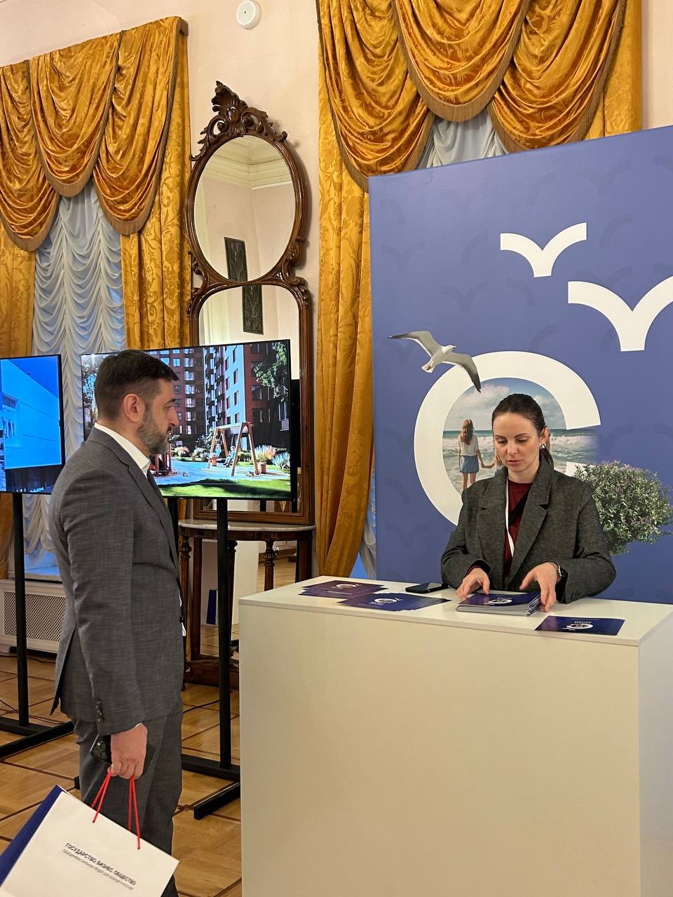 Гости собираются, обмениваются первыми взглядами и рукопожатиями Гости собираются, обмениваются первыми взглядами и рукопожатиями