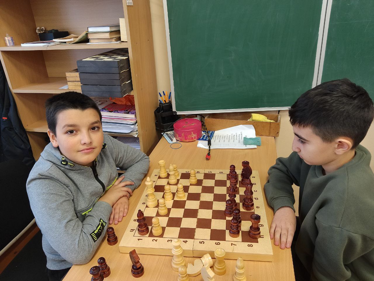 В Новоалексеевской школе № 1 состоялся шахматный турнир, в котором сразились команды "Братья Зиядиновы" из школы № 1 и "Братья Зиадиновы" из школы № 2