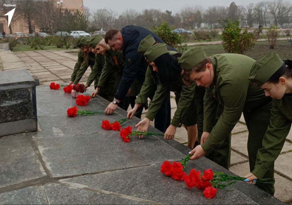Первые Нижнесерогозской школы почтили память воинов в День Неизвестного солдата Первые Нижнесерогозской школы почтили память воинов в День Неизвестного солдата