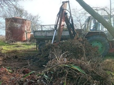 МБУ «Джарылгач» провело уборку общественных территорий в ТУ «Лазурное»