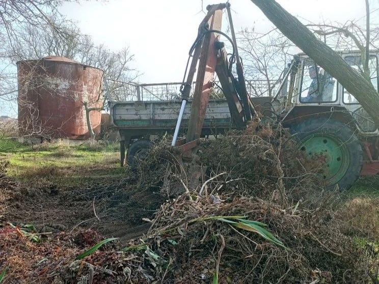 МБУ «Джарылгач» провело уборку общественных территорий в ТУ «Лазурное»