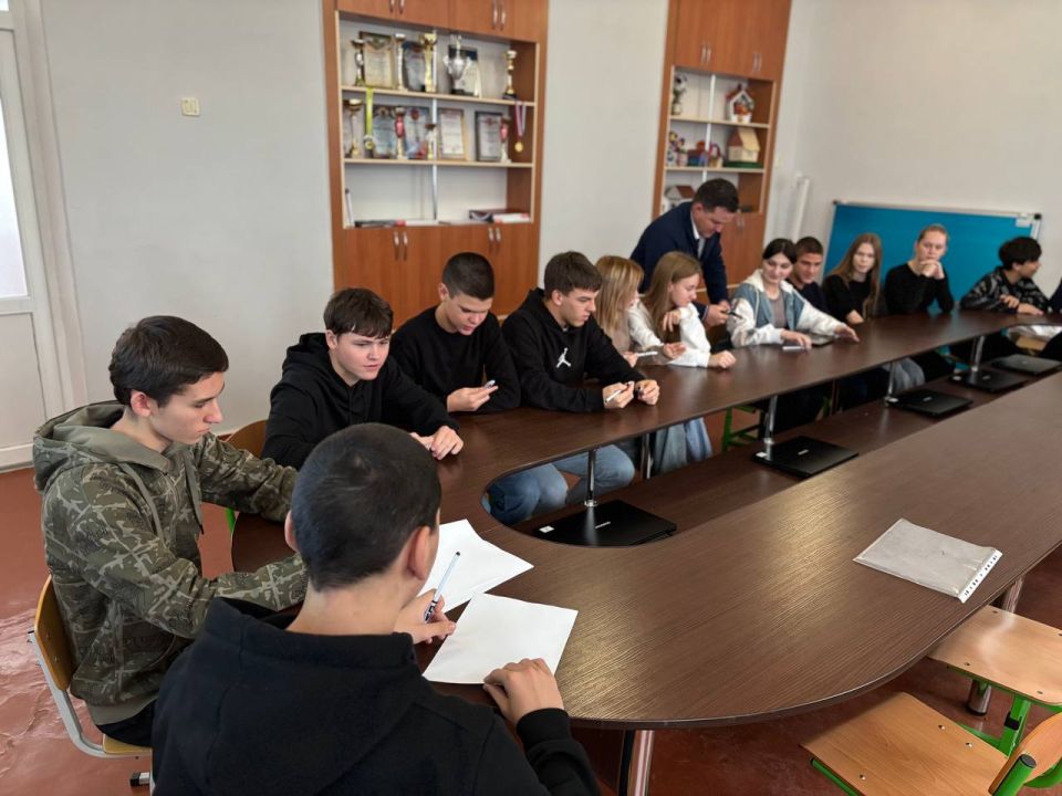 Преподаватели ХГПУ провели интеллектуальный баттл для школьников Широковской школы Преподаватели ХГПУ провели интеллектуальный баттл для школьников Широковской школы