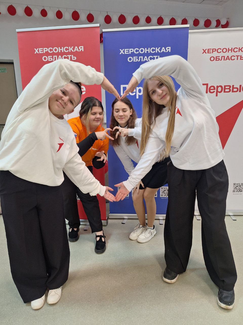 Сердца, полные добра: "Орлята России" поздравили волонтёров Чаплинской школы №1 с их праздником! Сердца, полные добра: "Орлята России" поздравили волонтёров Чаплинской школы №1 с их праздником!