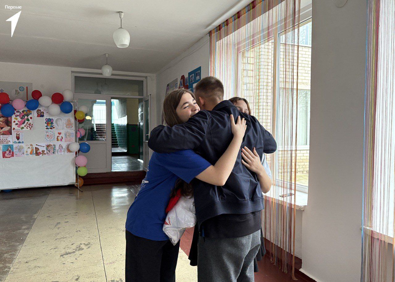 Первым вручили мерч за активность в Движении Первых Первым вручили мерч за активность в Движении Первых