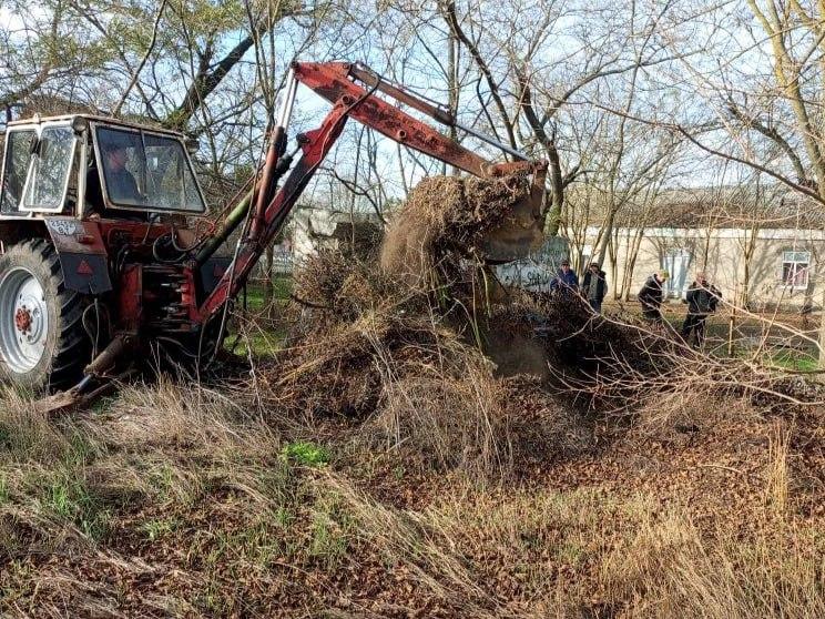 МБУ «Джарылгач» провело уборку общественных территорий в ТУ «Лазурное» МБУ «Джарылгач» провело уборку общественных территорий в ТУ «Лазурное»
