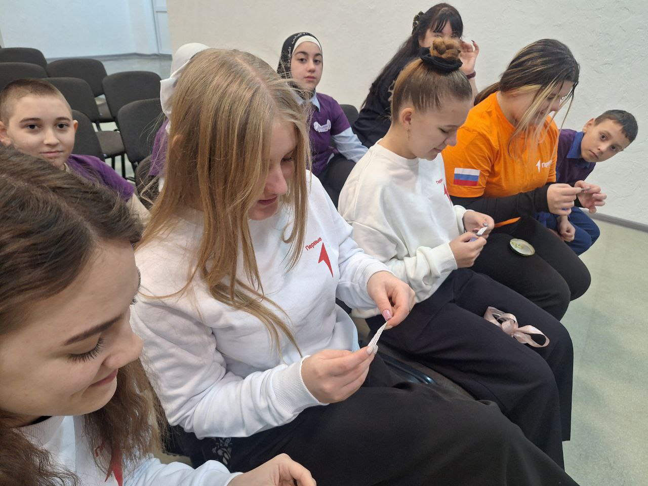 Сердца, полные добра: "Орлята России" поздравили волонтёров Чаплинской школы №1 с их праздником! Сердца, полные добра: "Орлята России" поздравили волонтёров Чаплинской школы №1 с их праздником!