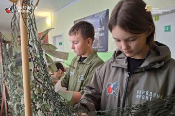 Сетки для защитников!. Молодёжка Народного фронта объединила усилия с учениками Приморской школы для важнейшего дела: плетения маскировочной сетки