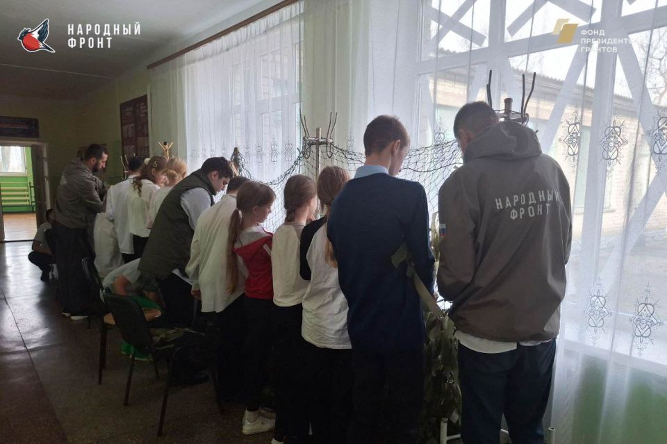 Сетки для защитников!. Молодёжка Народного фронта объединила усилия с учениками Приморской школы для важнейшего дела: плетения маскировочной сетки Сетки для защитников!. Молодёжка Народного фронта объединила усилия с учениками Приморской школы для важнейшего дела: плетения маскировочной сетки