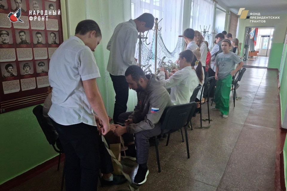 Сетки для защитников!. Молодёжка Народного фронта объединила усилия с учениками Приморской школы для важнейшего дела: плетения маскировочной сетки Сетки для защитников!. Молодёжка Народного фронта объединила усилия с учениками Приморской школы для важнейшего дела: плетения маскировочной сетки