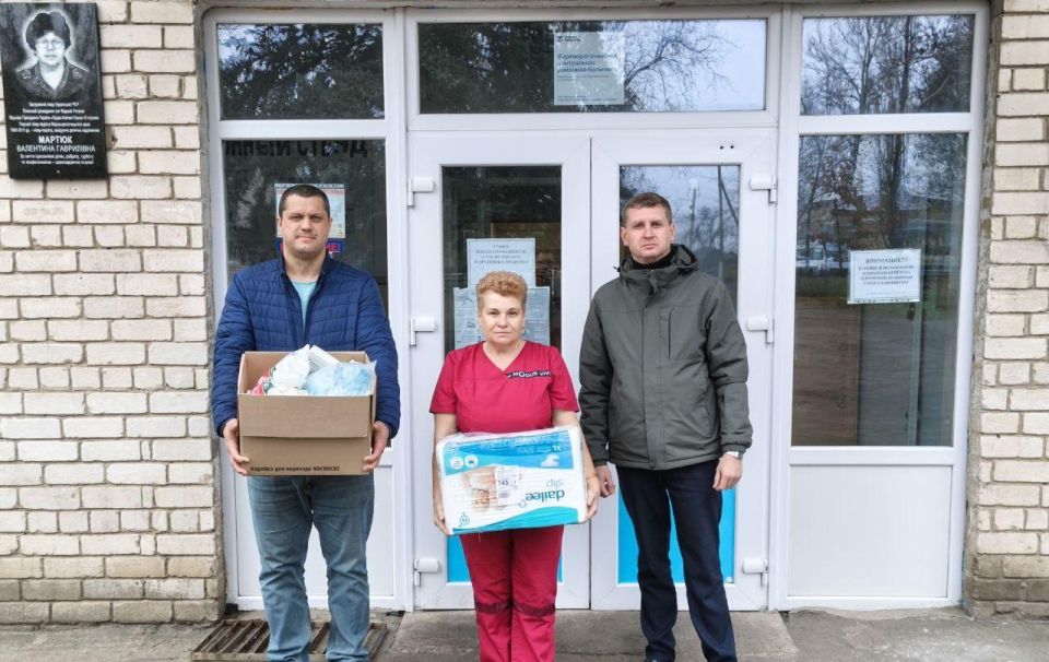 Рязанцы передали гумпомощь в Верхнерогачикскую ЦРБ Рязанцы передали гумпомощь в Верхнерогачикскую ЦРБ