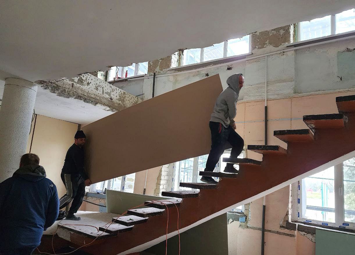 Проинспектировал ход капитального ремонта Чаплинском доме культуры Проинспектировал ход капитального ремонта Чаплинском доме культуры