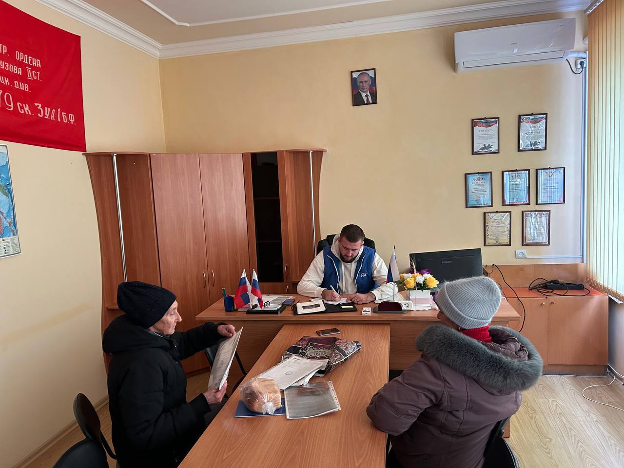 Прием граждан в территориальных отделах Каховского муниципального округа провел руководитель фракции «Единая Россия», председатель Совета депутатов Александр Зуев