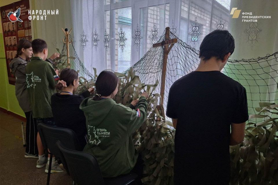 Сетки для защитников!. Молодёжка Народного фронта объединила усилия с учениками Приморской школы для важнейшего дела: плетения маскировочной сетки Сетки для защитников!. Молодёжка Народного фронта объединила усилия с учениками Приморской школы для важнейшего дела: плетения маскировочной сетки
