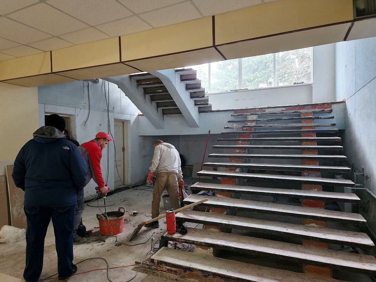 Проинспектировал ход капитального ремонта Чаплинском доме культуры Проинспектировал ход капитального ремонта Чаплинском доме культуры