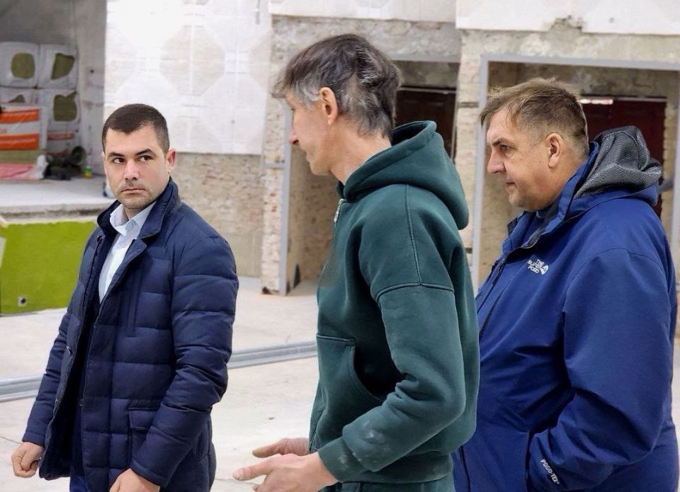 Проинспектировал ход капитального ремонта Чаплинском доме культуры Проинспектировал ход капитального ремонта Чаплинском доме культуры
