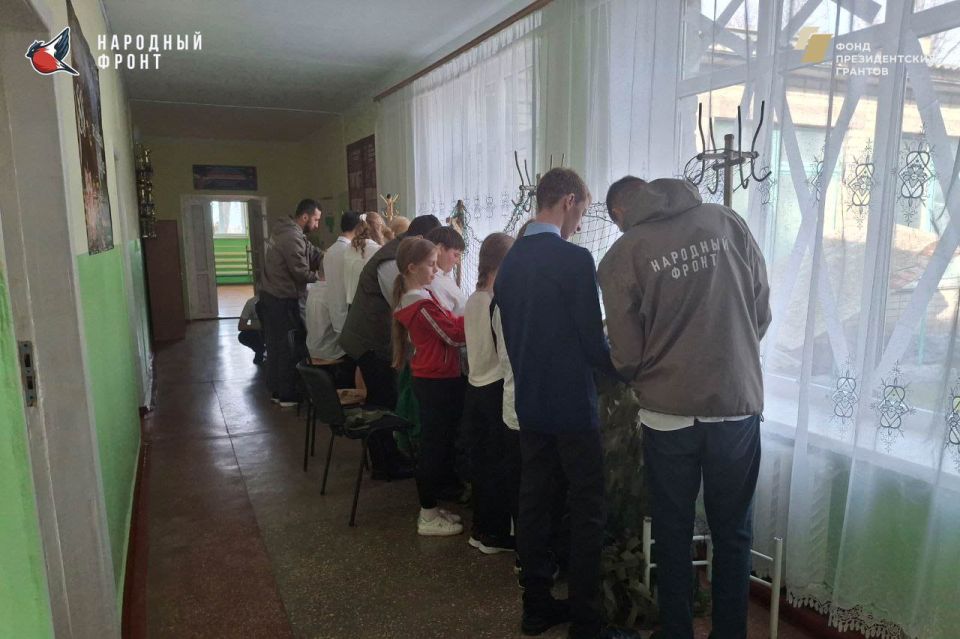 Сетки для защитников!. Молодёжка Народного фронта объединила усилия с учениками Приморской школы для важнейшего дела: плетения маскировочной сетки Сетки для защитников!. Молодёжка Народного фронта объединила усилия с учениками Приморской школы для важнейшего дела: плетения маскировочной сетки