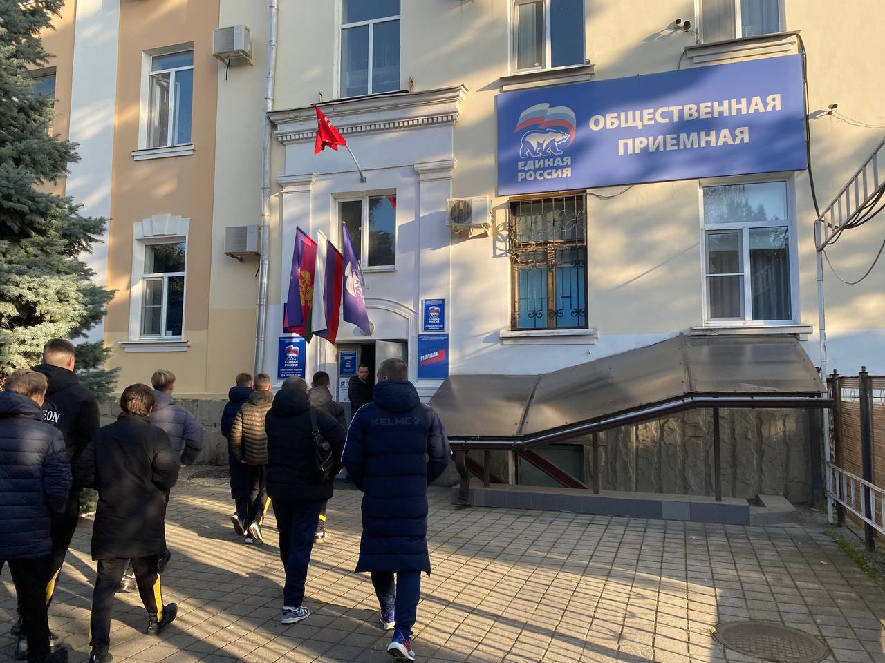 Новотроицкая команда «Аматор», ставшая серебряным призером областного этапа турнира «Уличная лига Единой России», поехала в Краснодар, чтобы посетить матч премьер-лиги Новотроицкая команда «Аматор», ставшая серебряным призером областного этапа турнира «Уличная лига Единой России», поехала в Краснодар, чтобы посетить матч премьер-лиги