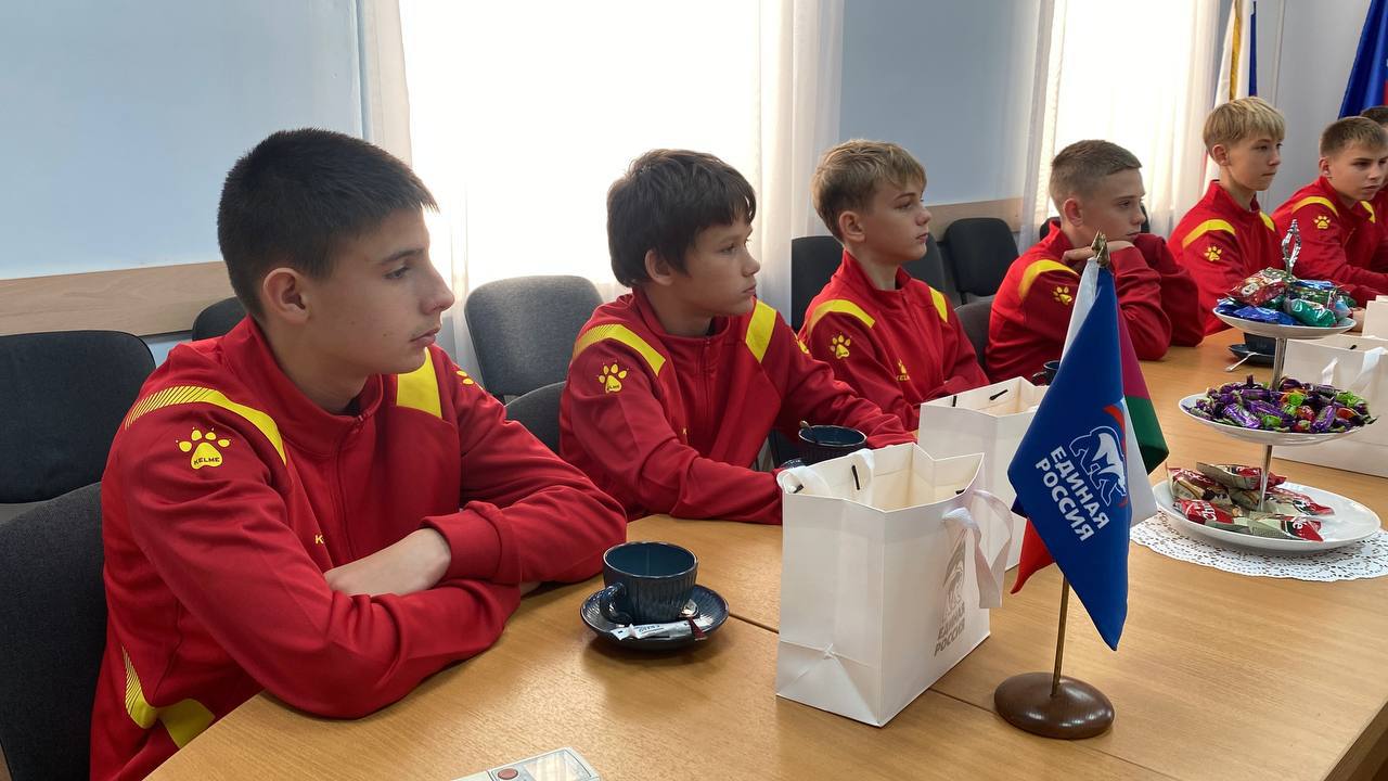 Новотроицкая команда «Аматор», ставшая серебряным призером областного этапа турнира «Уличная лига Единой России», поехала в Краснодар, чтобы посетить матч премьер-лиги Новотроицкая команда «Аматор», ставшая серебряным призером областного этапа турнира «Уличная лига Единой России», поехала в Краснодар, чтобы посетить матч премьер-лиги