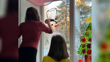 В Скадовской детской библиотеке состоялся творческий мастер-класс «Новогоднее окно»