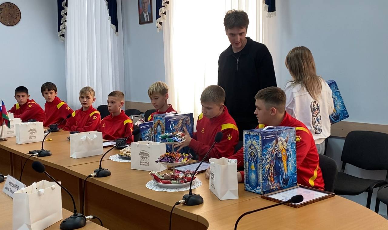 Новотроицкая команда «Аматор», ставшая серебряным призером областного этапа турнира «Уличная лига Единой России», поехала в Краснодар, чтобы посетить матч премьер-лиги