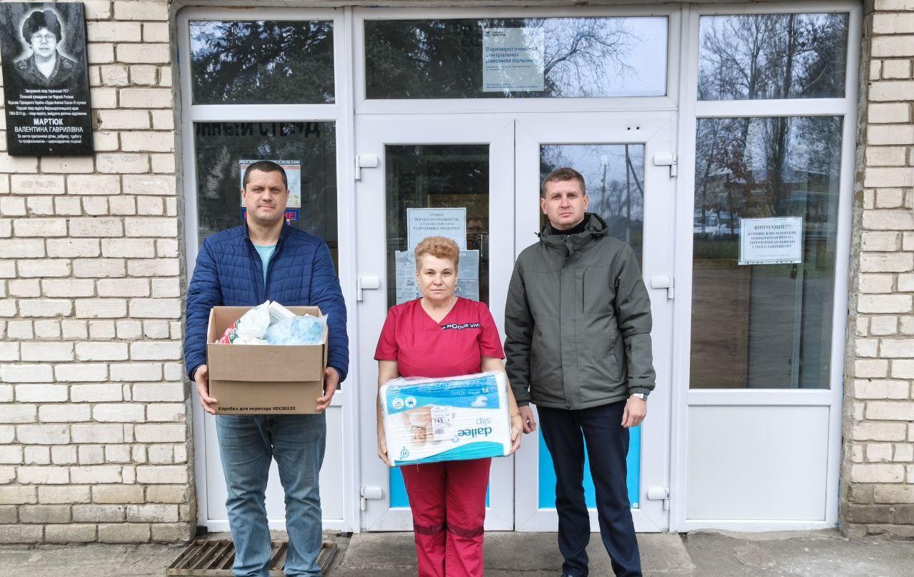 Рязанцы передали гумпомощь в Верхнерогачикскую ЦРБ Рязанцы передали гумпомощь в Верхнерогачикскую ЦРБ