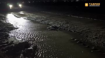 Подтоплен низменный участок автодороги между Геническом и Генической Горкой в результате нагонной волны из-за усиления ветра, сообщили корреспонденты "Таврии"