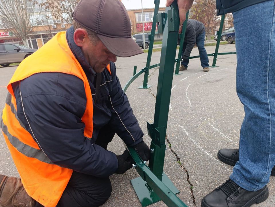 А у нас отличные новости! В Геническе начали устанавливать главную городскую ёлку! А у нас отличные новости! В Геническе начали устанавливать главную городскую ёлку!