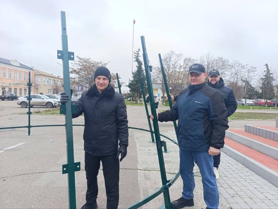 В Геническе сейчас устанавливают главную новогоднюю елку — символ приближающегося праздника В Геническе сейчас устанавливают главную новогоднюю елку — символ приближающегося праздника