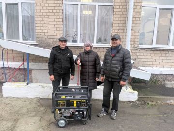 Первый секретарь Каланчакского муниципального отделения КПРФ, депутат-коммунист Сергей Мельник, передал гуманитарную помощь в виде генератора в Вадимскую школу в селе Преображенка