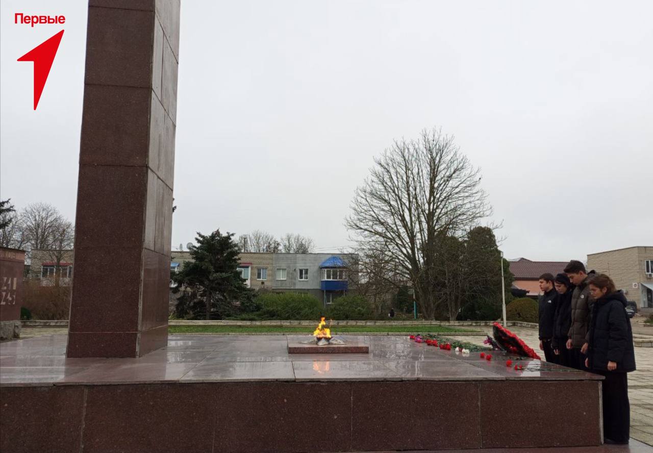 Первые Чаплинской школы № 2 почтили память погибших в День Неизвестного солдата Первые Чаплинской школы № 2 почтили память погибших в День Неизвестного солдата