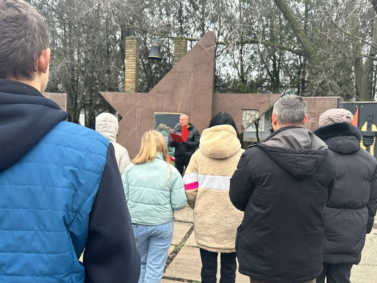 Возложение цветов ко Дню Героев Отечества в Ивановке Возложение цветов ко Дню Героев Отечества в Ивановке