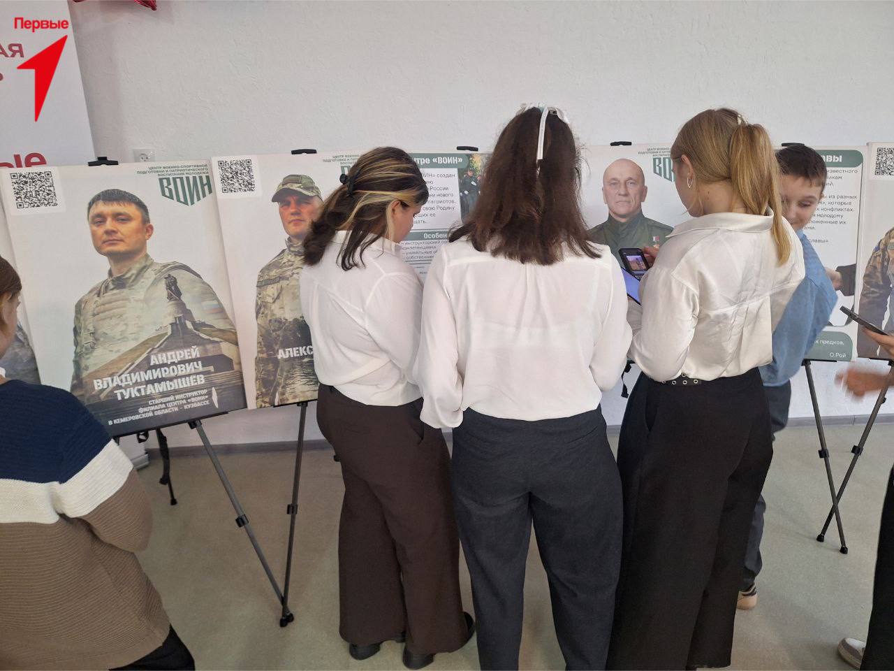 Первые Чаплинской школы № 1 посетили мобильную выставку «Зал воинской славы» Первые Чаплинской школы № 1 посетили мобильную выставку «Зал воинской славы»