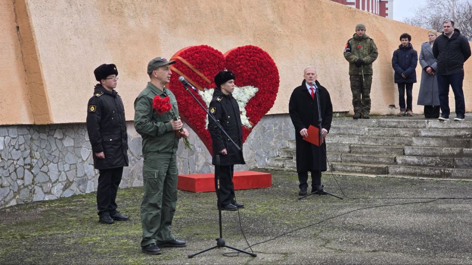Рамиль Замалетдинов: В День Героя Отечества вместе с коллегами-депутатами областного парламента и представителями Правительства Херсонской области приняли участие в торжественном митинге в селе Геническая Горка у мемориала... Рамиль Замалетдинов: В День Героя Отечества вместе с коллегами-депутатами областного парламента и представителями Правительства Херсонской области приняли участие в торжественном митинге в селе Геническая Горка у мемориала...