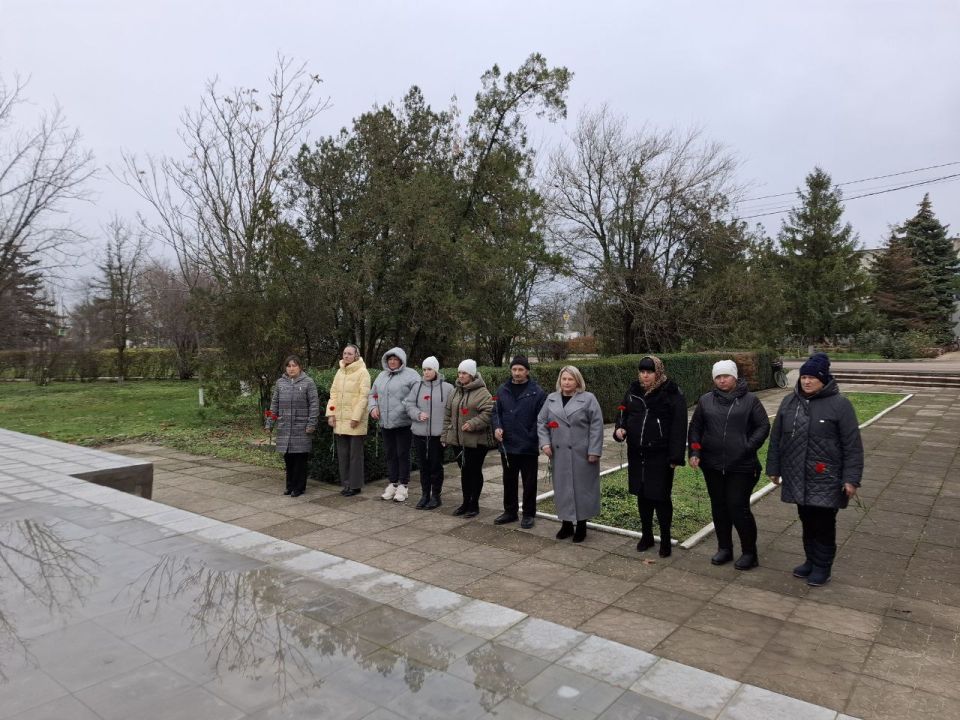 Члены первичного отделения № 296 партии «Единая Россия» высадили деревья памяти в День Героев Отечества и почтили память героев-земляков! Члены первичного отделения № 296 партии «Единая Россия» высадили деревья памяти в День Героев Отечества и почтили память героев-земляков!