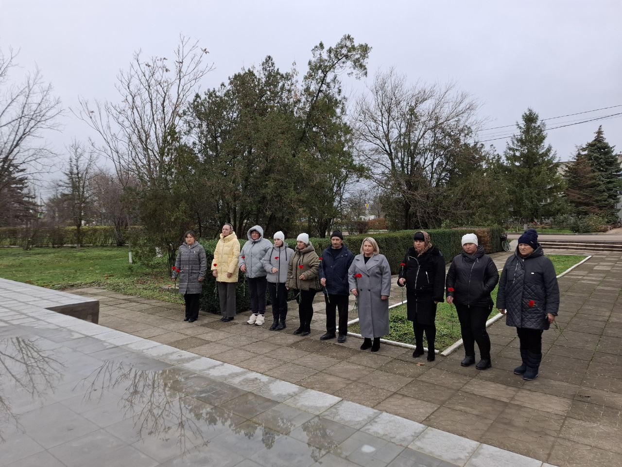 Члены первичного отделения № 296 партии «Единая Россия» высадили деревья памяти в День Героев Отечества и почтили память героев-земляков! Члены первичного отделения № 296 партии «Единая Россия» высадили деревья памяти в День Героев Отечества и почтили память героев-земляков!