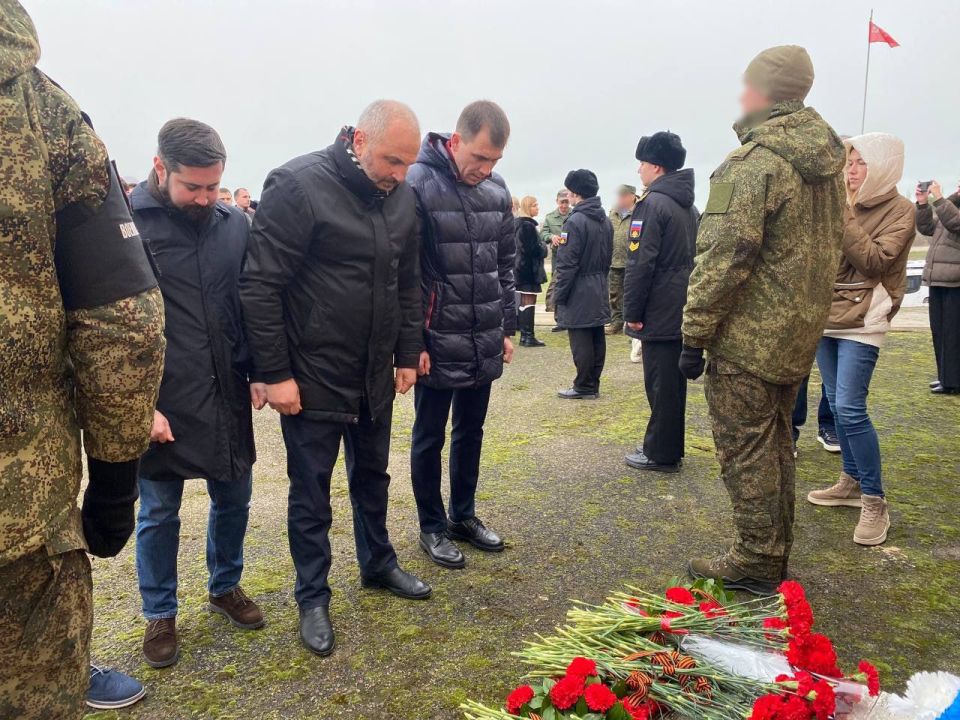 В День Героев Отечества депутаты и активисты «Единой России» присоединились к церемонии возложения цветов у памятника защитникам Арабатской стрелки в Херсонской области В День Героев Отечества депутаты и активисты «Единой России» присоединились к церемонии возложения цветов у памятника защитникам Арабатской стрелки в Херсонской области