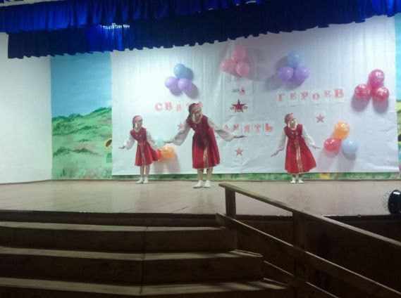 В сельском Доме культуры села Первоконстантиновка прошёл торжественный концерт "День Героев Отечества" к 80-летию Великой Победы В сельском Доме культуры села Первоконстантиновка прошёл торжественный концерт "День Героев Отечества" к 80-летию Великой Победы