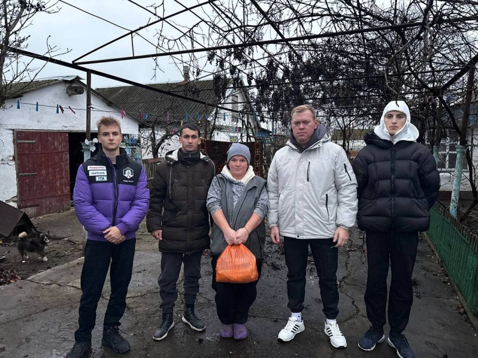 Участники военно-патриотического клуба "ПАТРИОТ" села Павловка Чаплинского района раздали гуманитарную помощь жителям села Участники военно-патриотического клуба "ПАТРИОТ" села Павловка Чаплинского района раздали гуманитарную помощь жителям села
