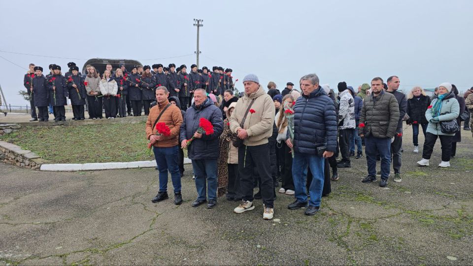 Первый секретарь Херсонского регионального отделения КПРФ Рамиль Замалетдинов вместе с секретарями областного комитета Сергеем Безпятовым и Николаем Юрчуком приняли участие в торжественном митинге в селе Геническая Горка у... Первый секретарь Херсонского регионального отделения КПРФ Рамиль Замалетдинов вместе с секретарями областного комитета Сергеем Безпятовым и Николаем Юрчуком приняли участие в торжественном митинге в селе Геническая Горка у...