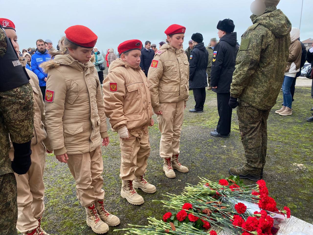В День Героев Отечества депутаты и активисты «Единой России» присоединились к церемонии возложения цветов у памятника защитникам Арабатской стрелки в Херсонской области В День Героев Отечества депутаты и активисты «Единой России» присоединились к церемонии возложения цветов у памятника защитникам Арабатской стрелки в Херсонской области