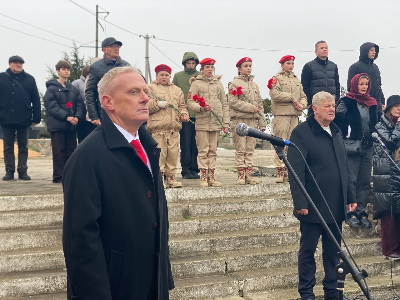 В День Героев Отечества депутаты и активисты «Единой России» присоединились к церемонии возложения цветов у памятника защитникам Арабатской стрелки в Херсонской области В День Героев Отечества депутаты и активисты «Единой России» присоединились к церемонии возложения цветов у памятника защитникам Арабатской стрелки в Херсонской области