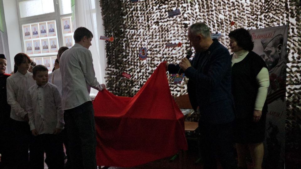 В школе села Хлебодаровка в День Героев Отечества открыли «Парту Героя»! В школе села Хлебодаровка в День Героев Отечества открыли «Парту Героя»!