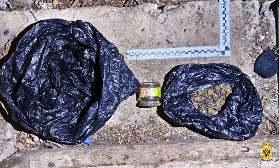 В Херсонской области сотрудники полиции задержали 33-летнего жителя Ивановки по подозрению в незаконном хранении наркотиков