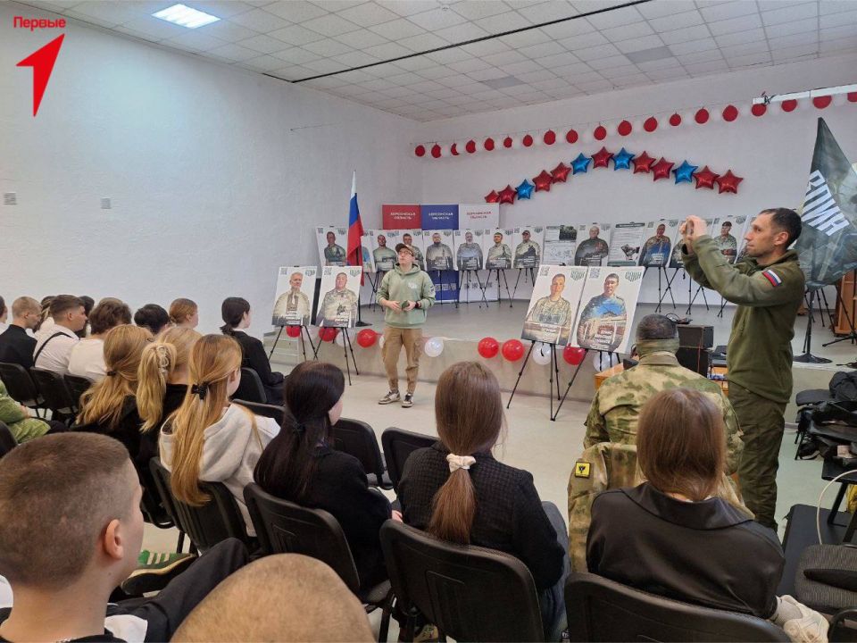 Первые Чаплинской школы № 1 посетили мобильную выставку «Зал воинской славы» Первые Чаплинской школы № 1 посетили мобильную выставку «Зал воинской славы»